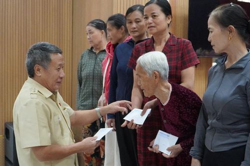 Đoàn ĐBQH tỉnh Quảng Trị: Trao quà cho các hộ dân gặp khó khăn ở xã Đồng Lê