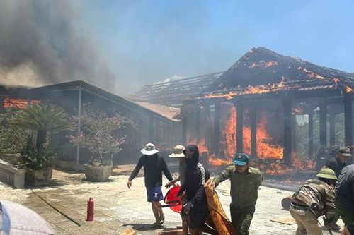 Đốt rác giữa trưa nắng, bà hỏa thiêu rụi luôn 5 căn nhà gỗ tiền tỷ