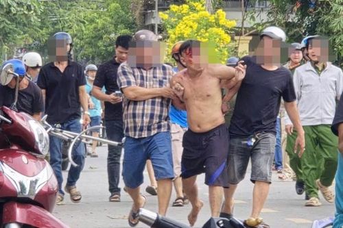 Khống chế đối tượng có biểu hiện bất thường, cầm dao cố thủ trong bãi đất trống
