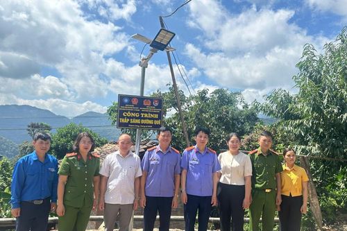 Khánh thành công trình 'Thắp sáng đường quê' tại xã Thành Công