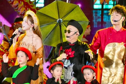 Nghệ sĩ Xuân Hinh hát văn, mang hit 'Bắc Bling' lên 'concert quốc gia'