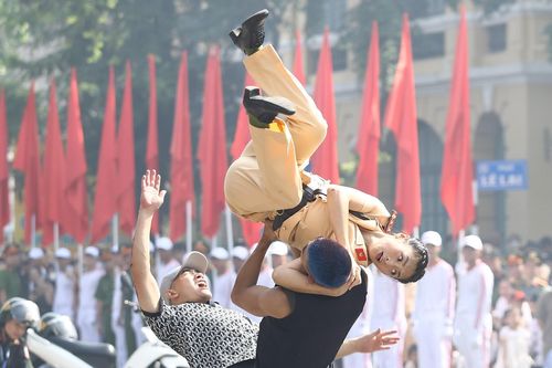 Nữ CSGT bật người xoay tròn trên không quật ngã 2 'quái xế' trên phố Hà Nội