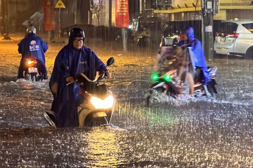 Đường TP.HCM ngập nửa mét sau trận mưa lớn