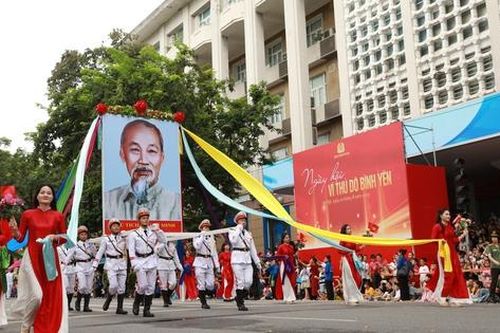 Người dân không ngại nắng nóng hòa mình tham gia Ngày hội vì Thủ đô bình yên 2025