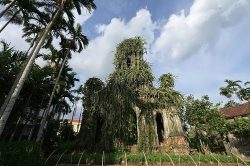 Cận cảnh nhà thờ bỏ hoang ở Ninh Bình nhìn xa như 'lâu đài' cổ tích