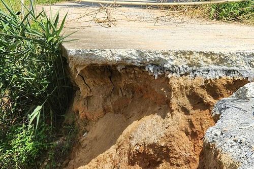 Sạt lở nghiêm trọng tuyến đường huyết mạch vào bản vùng cao, nguy cơ cô lập hơn 1.000 người dân