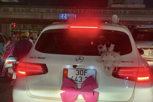 Từ vụ xe Mercedes gắn nơ hồng che biển số, hành vi này bị xử lý ra sao?