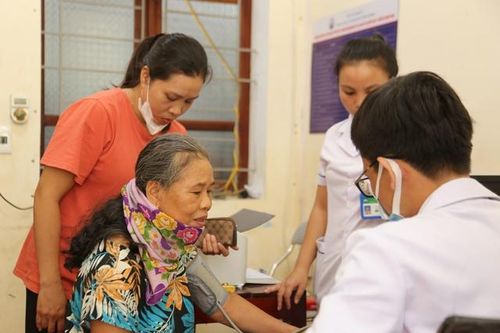 Y bác sĩ TP HCM đến với bà con vùng tâm lũ miền Tây Nghệ An