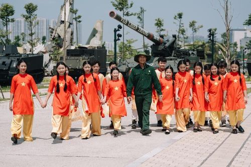 Xúc động và tự hào cùng MV 'Vút bay lên Việt Nam'