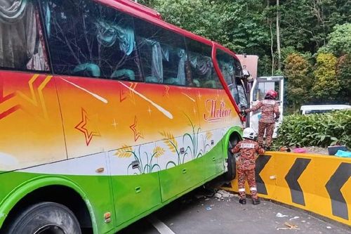 Xe chở đoàn 20 khách Việt gặp tai nạn ở Malaysia