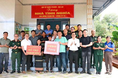 Gia Lai: Bàn giao 10 căn nhà tình nghĩa cho công nhân và lao động nghèo
