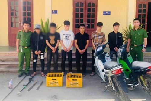 Bắt nhóm 'quái xế' mang hung khí, ném vỏ bia vào nhà dân trong đêm