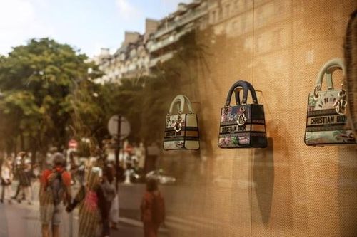 Vấn nạn cướp túi xách hàng hiệu bùng phát ở Paris