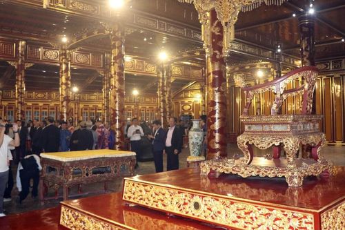 Phục chế bảo vật quốc gia 'Ngai vua Triều Nguyễn'
