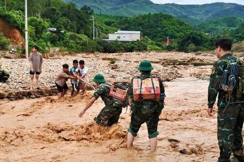 Chùm ảnh: Ấm áp tình quân dân trong vùng lũ