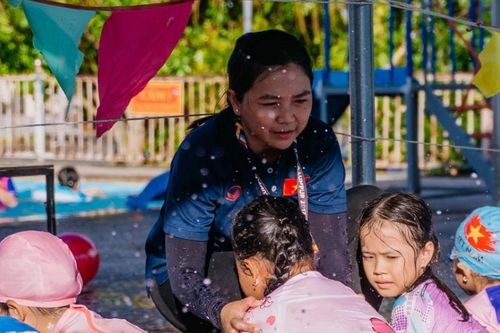 Lớp dạy bơi '0 đồng' của cô giáo miền tây
