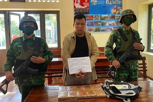 Bắt đối tượng có hành vi mua bán trái phép 10 bánh heroin