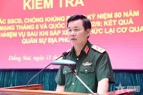 Trung tướng Đỗ Xuân Tụng kiểm tra tại Bộ CHQS tỉnh Đồng Nai và Lữ đoàn 98