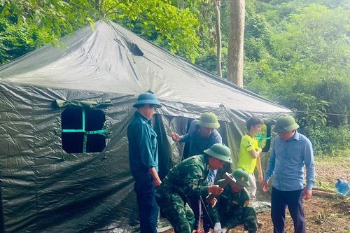 Dựng 30 nhà bạt tạm cho vùng lũ xã biên giới Nhôn Mai