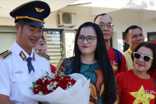 Du khách thích thú với đoàn tàu chất lượng cao Hà Nội - Đồng Hới