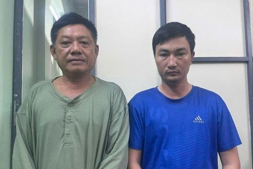 Khởi tố 2 người cầm gậy sắt đánh nhau giữa đường tại TPHCM