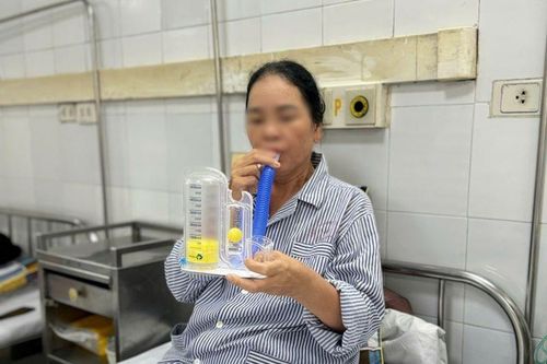 Cắt toàn bộ tuyến ức kèm u cho người phụ nữ 65 tuổi