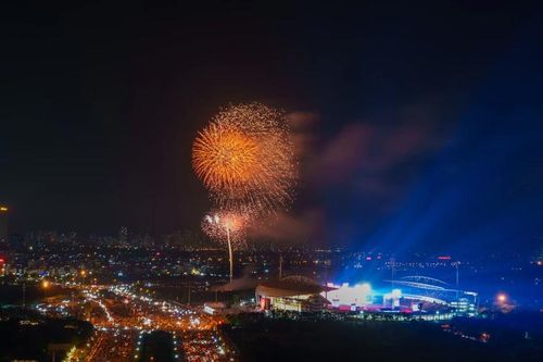 Màn pháo hoa rực rỡ trên sân Mỹ Đình