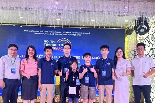 Các em học sinh nhỏ trường Newton tiếp bước anh