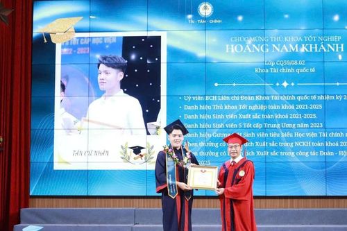 Ấn tượng với thủ khoa ngành Tài chính và 'cơn mưa' giải thưởng