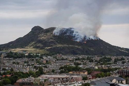 Cháy lớn bùng phát tại ngọn núi lửa nổi tiếng đang ngủ yên ở Edinburgh