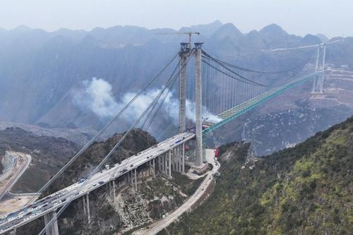 Trung Quốc: Siêu dự án xẻ đôi ngọn núi, xây tuyến cao tốc dẫn đến cây cầu cao nhất thế giới