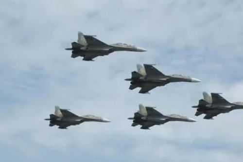'Hổ mang chúa' Su - 30MK2 phô diễn kỹ thuật bay đội hình