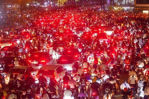 Cảnh chưa từng có ở Mỹ Đình lúc nửa đêm