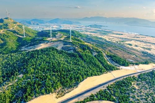 Diện mạo mới cung đường xuyên đồi cát, bên những cột điện gió khổng lồ chạy về làng chài cổ ở Gia Lai