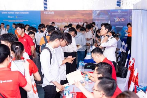 HUTECH TECHSHOW 2025: Gần 70 doanh nghiệp 'săn' nhân tài giữa vườn ươm nhân lực trẻ