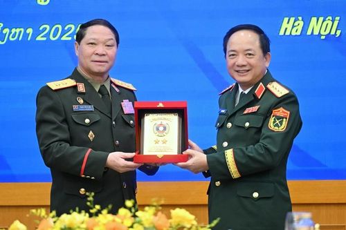 Đại tướng Trịnh Văn Quyết và Trung tướng Vongsone Inpanphim hội đàm tại Hà Nội