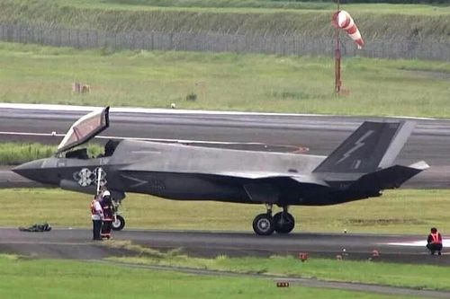 Máy bay tàng hình F-35B của Anh hạ cánh khẩn cấp xuống Nhật Bản