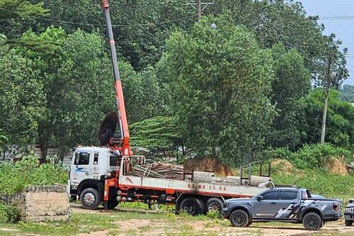 Cần cẩu va dây điện, 2 người thương vong