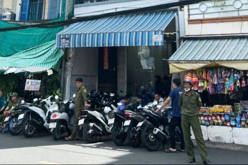 Hai vợ chồng tử vong trong phòng ngủ với nhiều vết đâm
