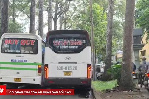 Hai xe khách dàn hàng, chắn đường phố TP.HCM