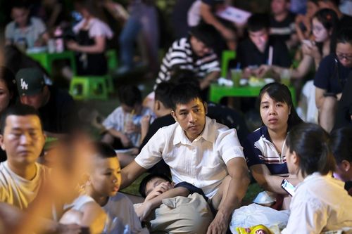 Trải chiếu, ăn uống trên thảm cỏ chờ xem pháo hoa mừng Quốc khánh