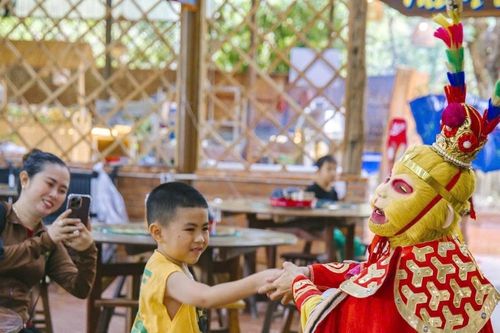 Chàng trai miền Tây đêm đêm 'bán nụ cười', trích thù lao làm điều cảm động