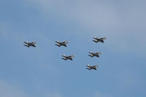 Xem biên đội máy bay đa nhiệm Yak-130 'bật tăng lực, vòng chiến đấu'