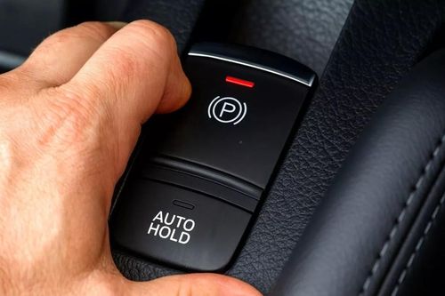 Kéo phanh tay điện tử liệu có an toàn hơn phanh tay cơ khi xảy ra sự cố?