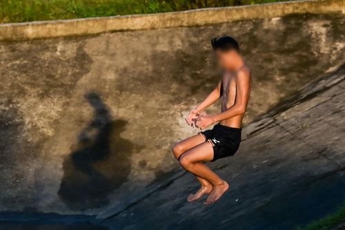 Thót tim hành động liều lĩnh của nhóm thanh thiếu niên tại kênh nước ở Ninh Bình