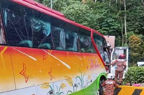 Xe buýt chở du khách Việt gặp nạn ở Malaysia