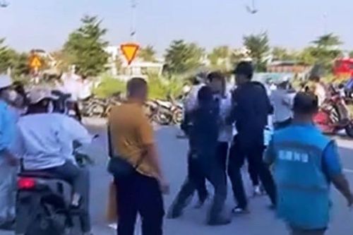 2 người mặc đồng phục bảo vệ hành hung nam công nhân trước cổng công ty