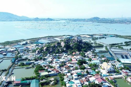 Khám phá vẻ đẹp làng bích họa Hòn Thiên bên bờ đầm Nại