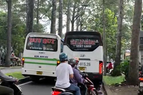 TP Hồ Chí Minh: Hai xe khách ngang nhiên đỗ chặn lòng đường, xe máy phải leo vỉa hè