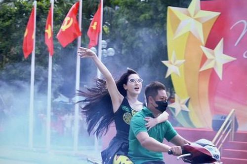 Bất ngờ với nhan sắc 'girl phố' gây náo loạn hồ Hoàn Kiếm